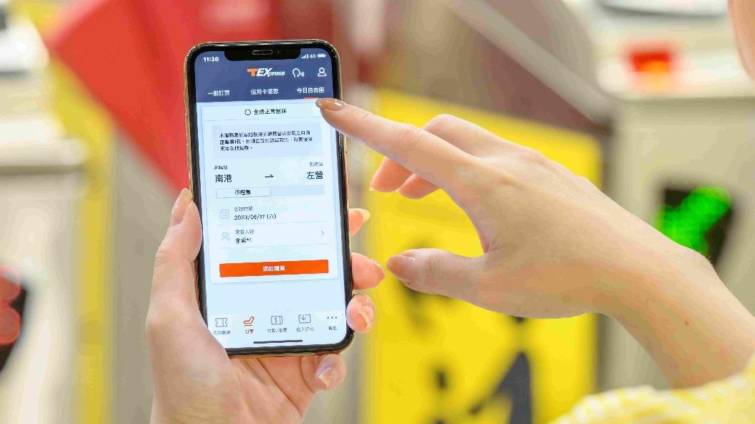 旅客在出發站的車站大廳內，即可透過手機「T-EX行動購票」App購買。（圖／業者提供）