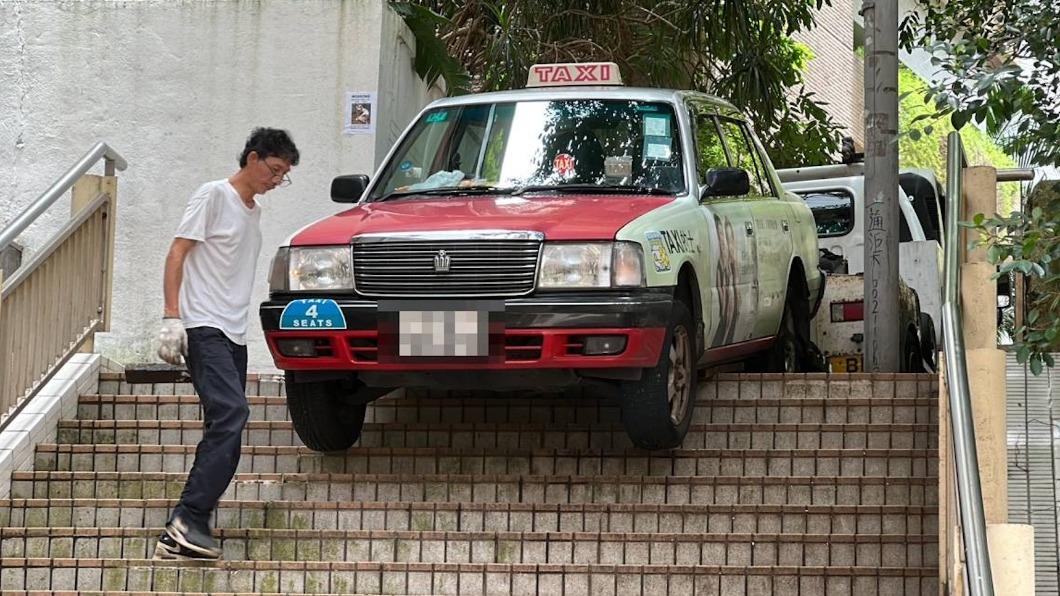 計程車駛進私人社區，差點衝落樓梯。（圖／香港01）
