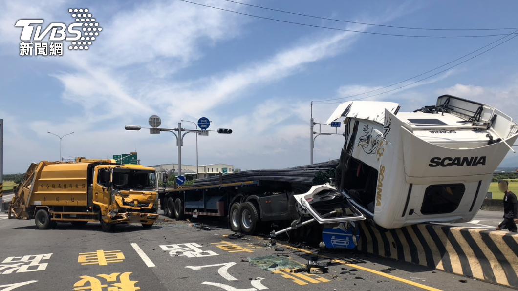 台61線西濱公路南下94公里處竹南段發生車禍。（圖／民眾提供）