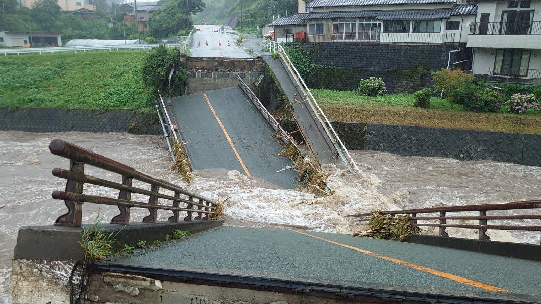 熊本縣國道445號的金內橋被洪水沖毀，斷成兩半。（圖／翻攝自@tuzyunsakagura推特）