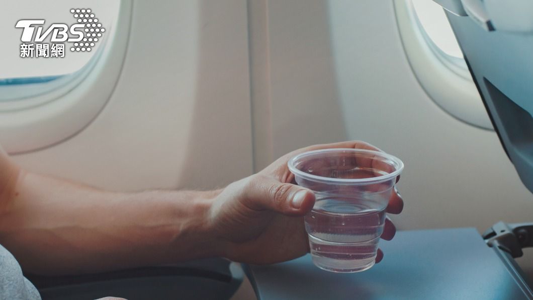 大多數空服員不會喝飛機上的「水、咖啡或茶」。（示意圖／shutterstock 達志影像）