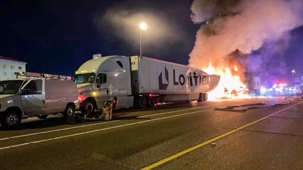 美國卡車司機開車看抖音造成恐怖車禍。（圖／翻攝自@Arizona_DPS　Twitter）