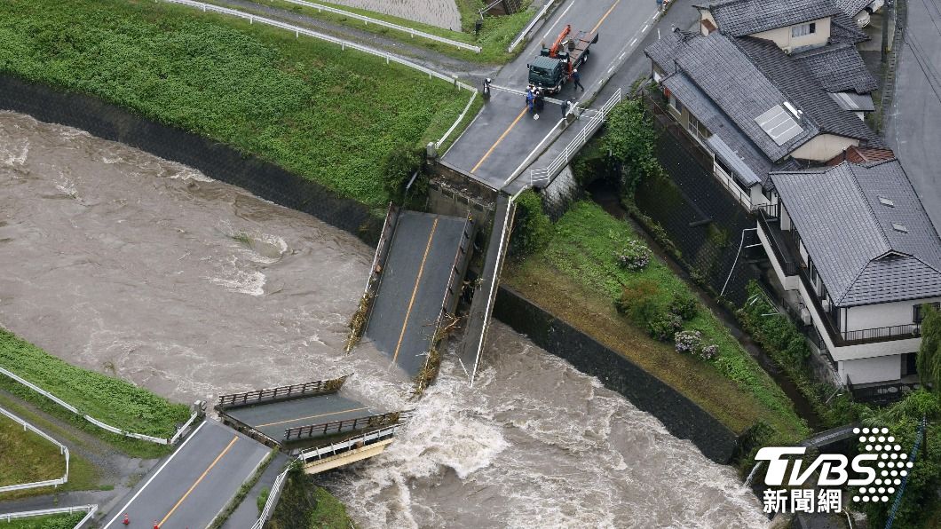 7月3日日本九州各地持續下大雨，熊本和阿蘇地區清晨出現「線狀降水帶」，多條河川氾濫，熊本的橋梁遭洪水沖斷。（圖／達志影像路透社）