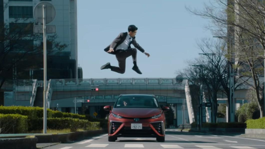 日本廣告以誇張效果拍出交通現狀，諷刺「行人若沒有忍者般的身手，根本過不了馬路」。（圖／翻攝自Toyopet Okayama YT頻道）