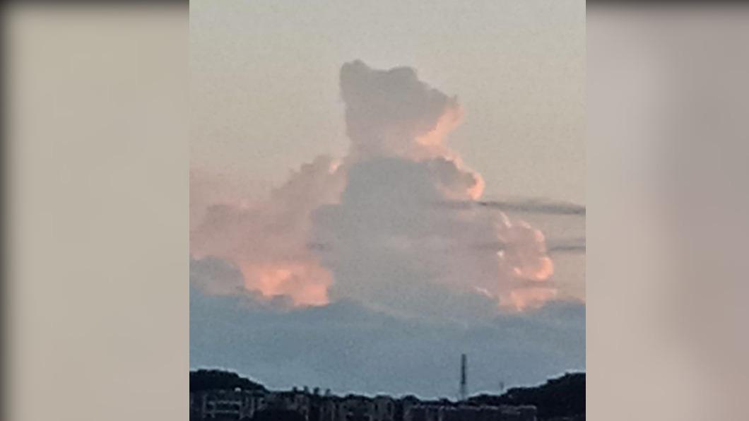 民眾在基隆天空發現貌似「維尼熊」形狀的積雲。（圖／翻攝臉書基隆人）