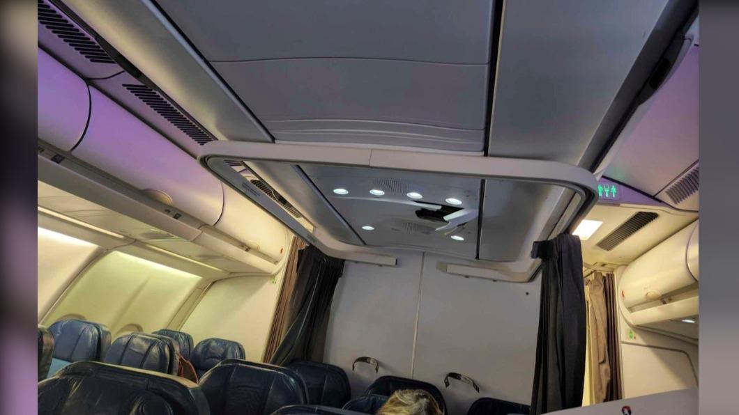 夏威夷航空飛往澳洲的越洋航班遇上亂流，疑似有乘客撞擊天花板，讓機艙頂部出現大破洞。（圖／翻攝自獨立報推特）