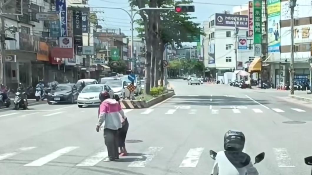 台中一名外送員扶阿婆過馬路。（圖／翻攝自沙鹿之美臉書）