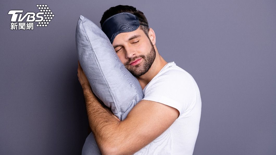  許多人都有落枕經驗，導致起床脖子不太能動。（示意圖／shutterstock達志影像）
