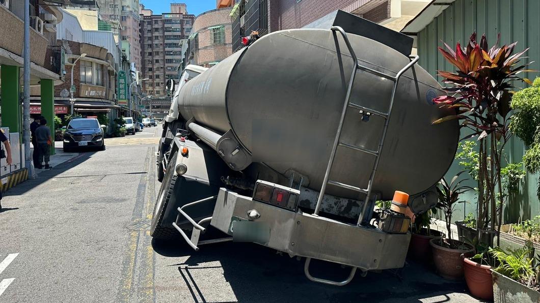 高市載水車陷路面一度受困坑洞。（圖／李雅靜服務處提供）