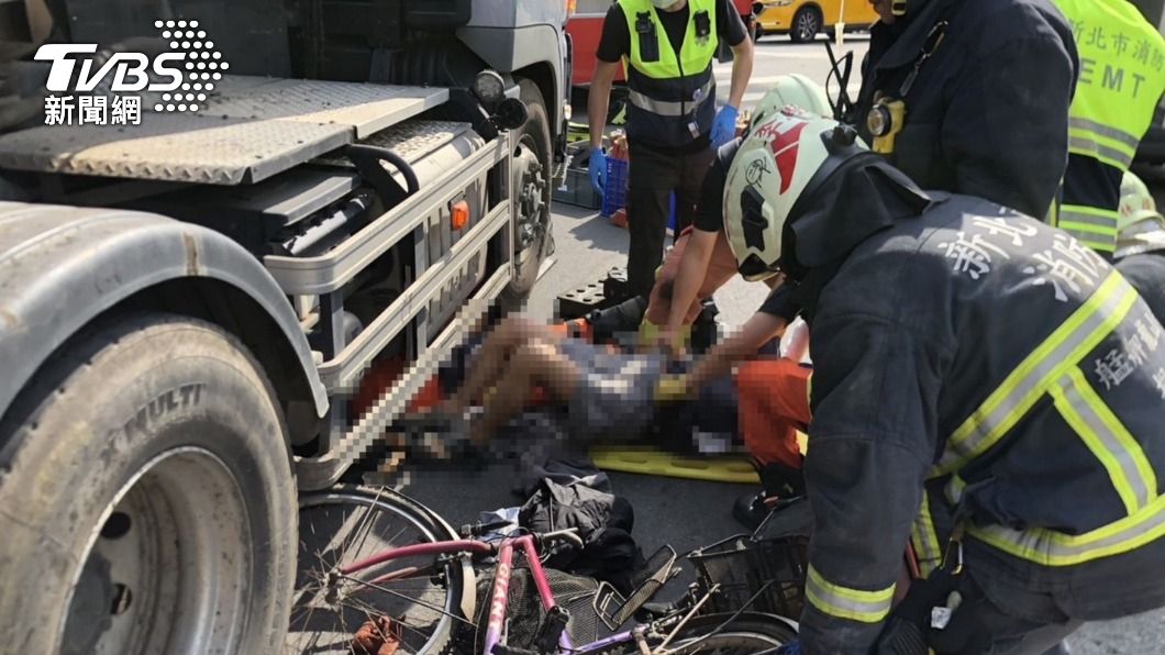 單車騎士被捲進車底。（圖／TVBS）
