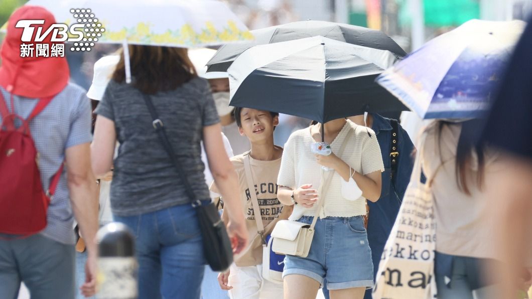 全球平均氣溫創下有史以來最高紀錄，圖為日本京都行人撐傘抵擋太陽。（圖／達志影像美聯社）