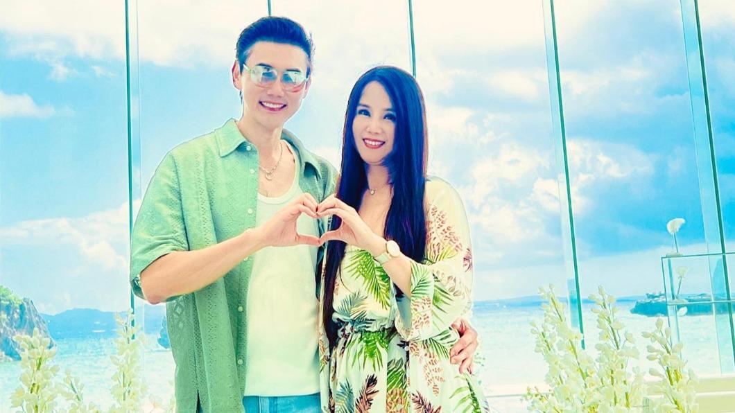 包偉銘（左）和劉依純飛往沖繩出席活動，也趁空重回當年結婚的玻璃教堂。（圖／翰森娛樂提供）