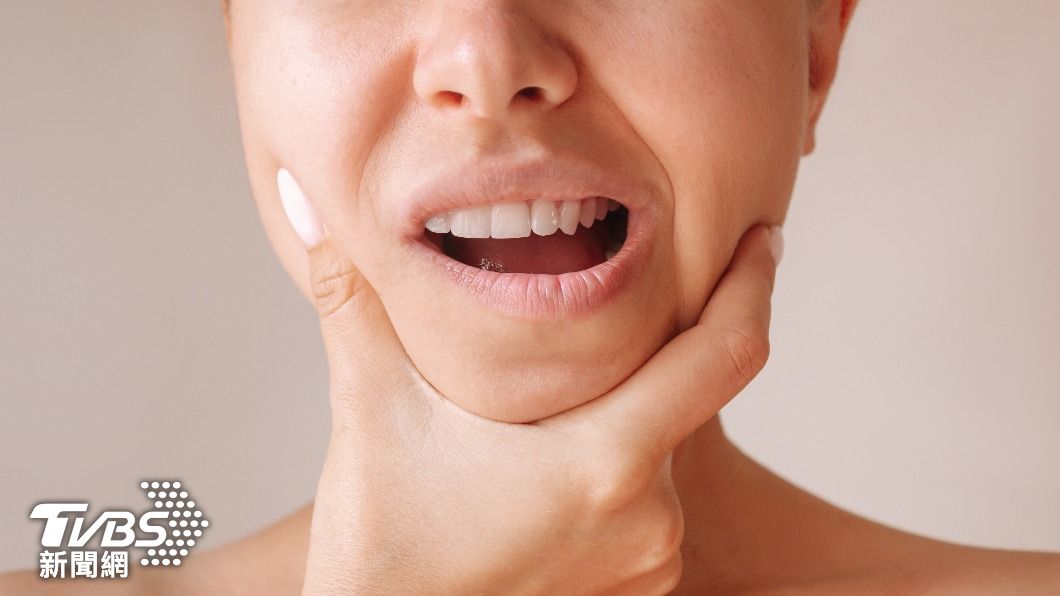 嘴角經常脫皮可能就是口角炎。（示意圖／shutterstock達志影像）
