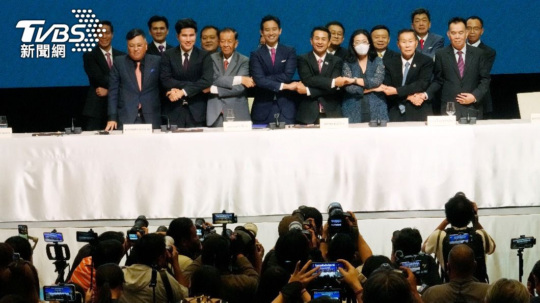 泰國眾議院宣布，將在下周四（13日）選出新總理。圖為前進黨與其他7黨組建聯合政府時握手。（圖／達志影像美聯社）
