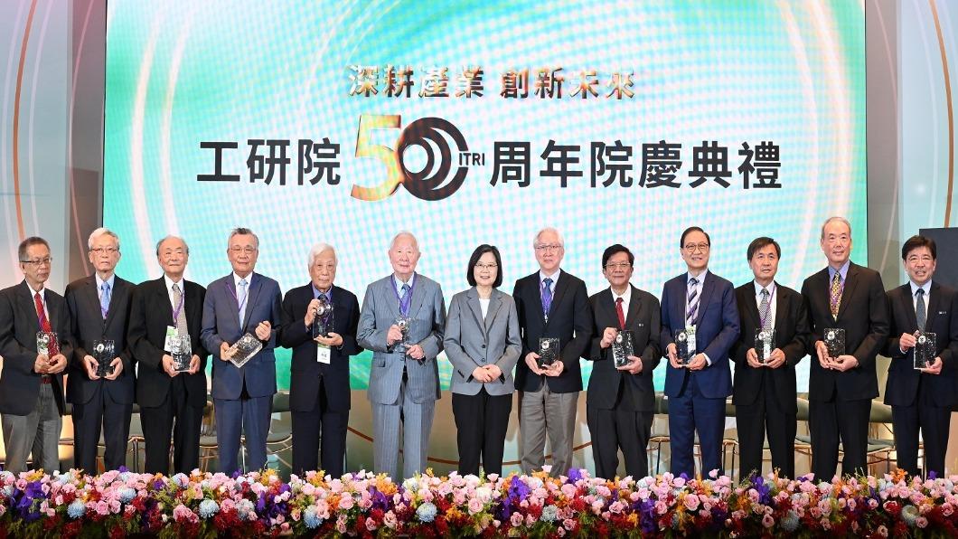 Taiwan’s ITRI celebrated its 50th anniversary on Wednesday. (TVBS News) President Tsai rewards top tech innovators at ITRI event