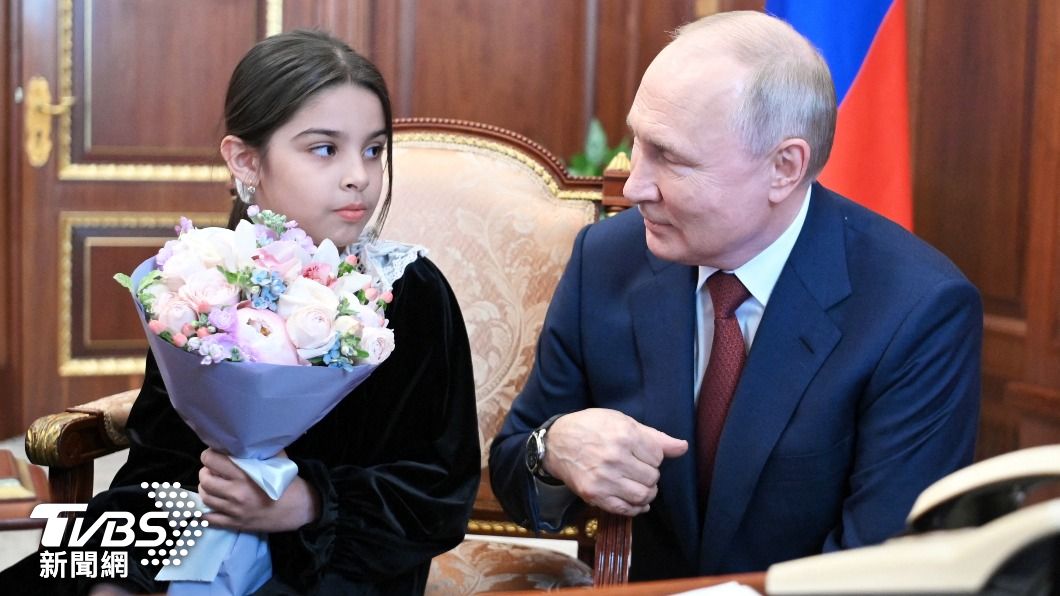 俄羅斯總統普欽（右），特邀8歲女童阿基波娃訪問莫斯科。（圖／達志影像路透社）