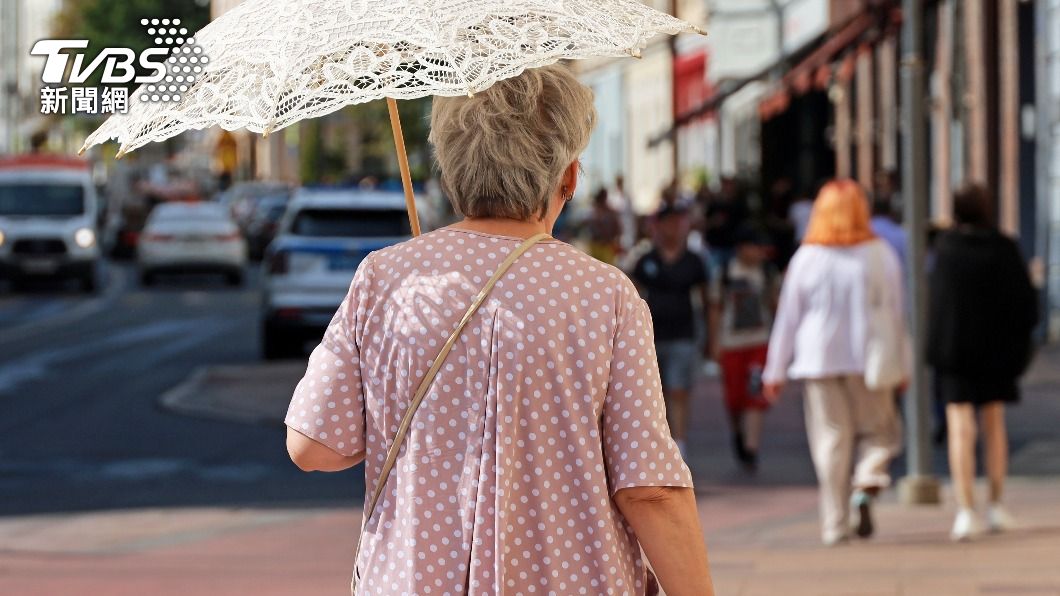 為了能順利度過酷暑，德國有民眾為老年人設立「求助專線」。（示意圖／達志影像shutterstock）