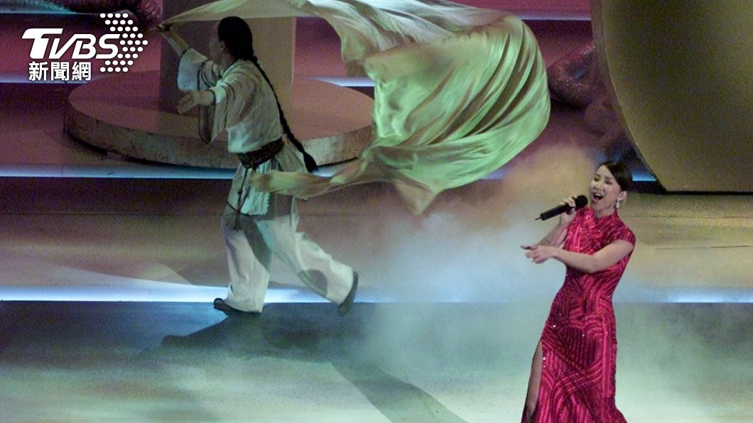 李玟2001年在奧斯卡頒獎典禮上表演《臥虎藏龍》原聲帶歌曲「月光愛人」。（圖／達志影像路透社）