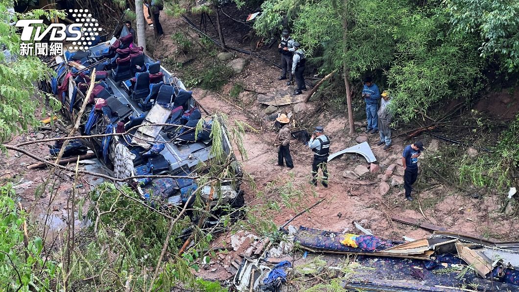 墨西哥5日凌晨驚傳公車墜谷的意外，造成至少29人死、19人受傷。（圖／達志影像路透社）