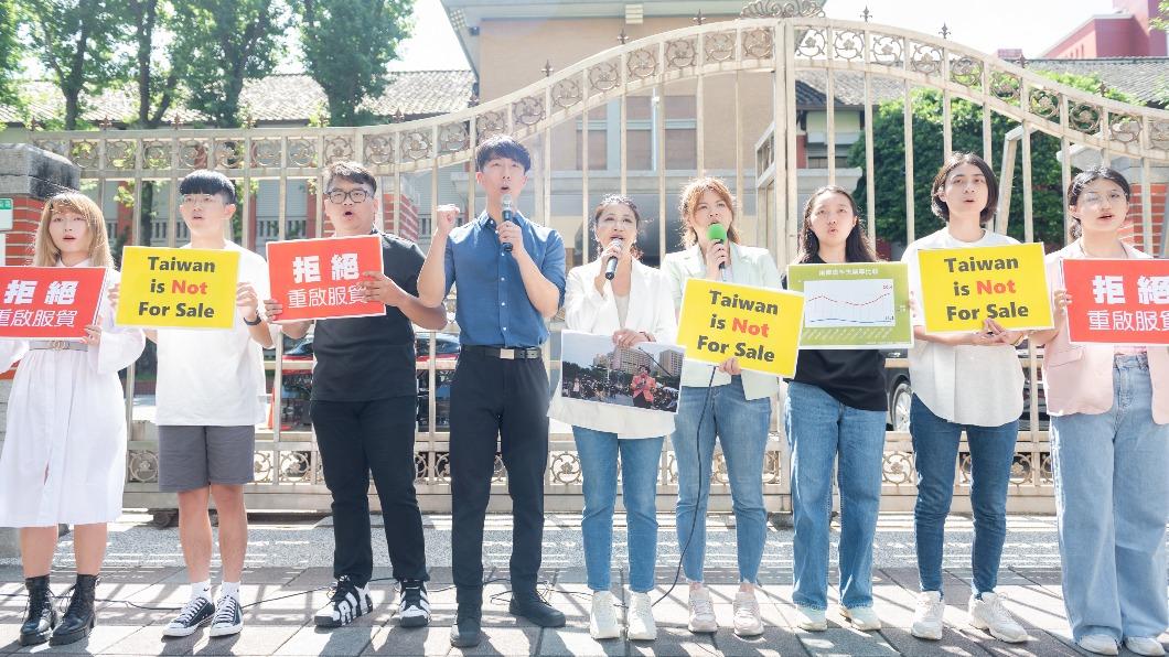 民進黨赴立法院大門舉行記者會，訴求回到學運歷史時刻，台灣人應「反對服貿」。（圖／民進黨提供）