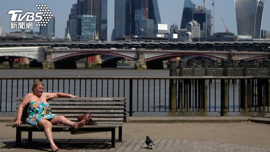 全球平均氣溫連2日創下新高，英國也迎來自1884年以來最炎熱的6月。圖為英國倫敦市民。（圖／達志影像美聯社）