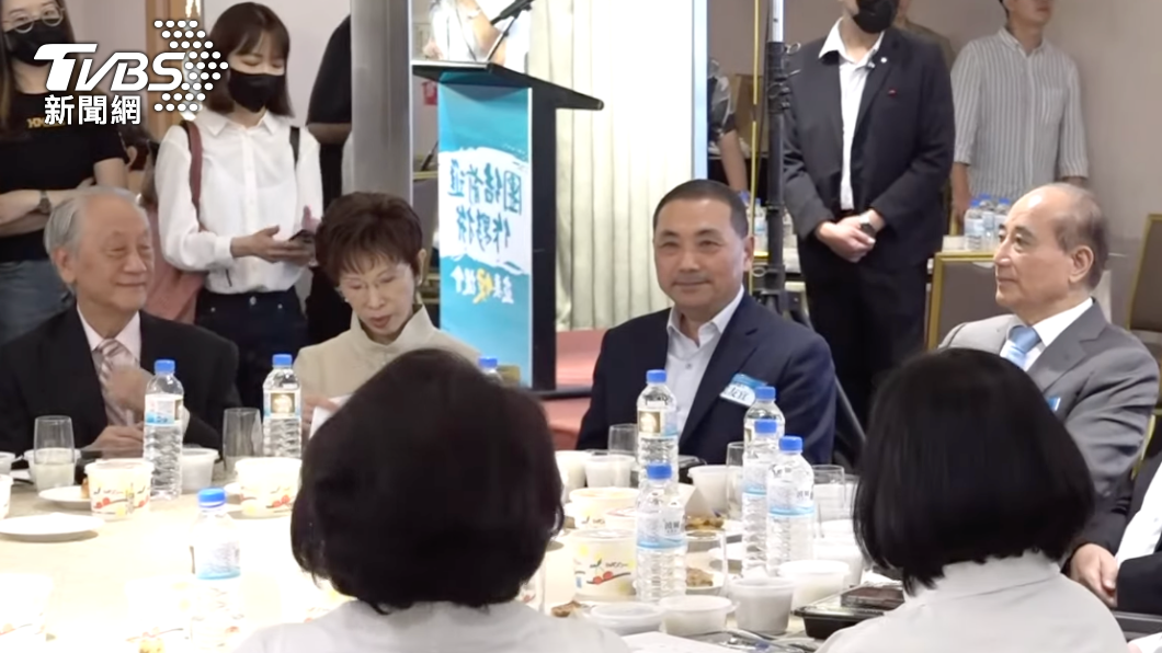 新黨前主席郁慕明昨天出席挺侯大會（左一）。（圖／TVBS）