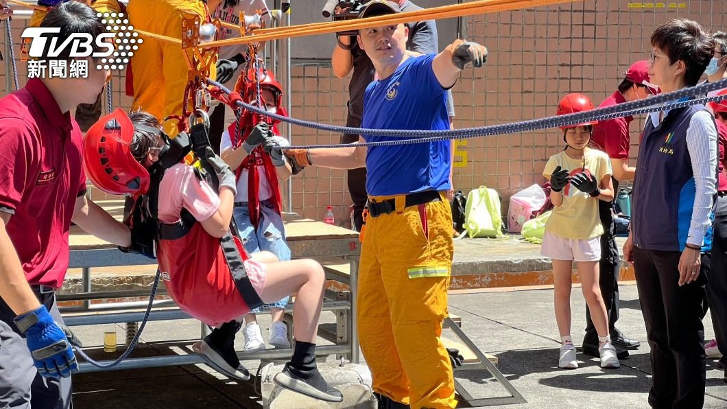 台北市消防局「消防營」活動開跑。（圖／TVBS） 爸媽也想放暑假！北市消防局營隊開跑　火神帶童玩中學