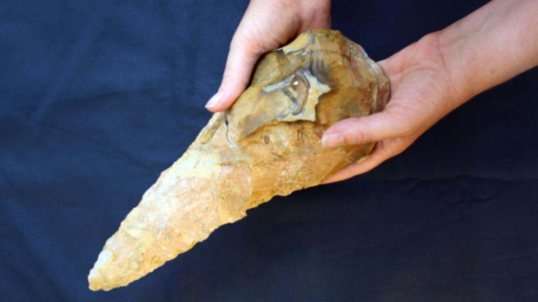 研究人員近期在英國肯特郡發現大量具備悠久歷史的最大的史前石器，其中以2把巨大、形似手斧的工具最受矚目。（圖／翻攝自Twitter）