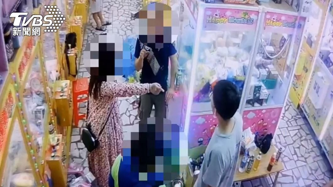 張女（左）在店內與人發生買賣糾紛，因此驚擾警方到場。（圖／TVBS）