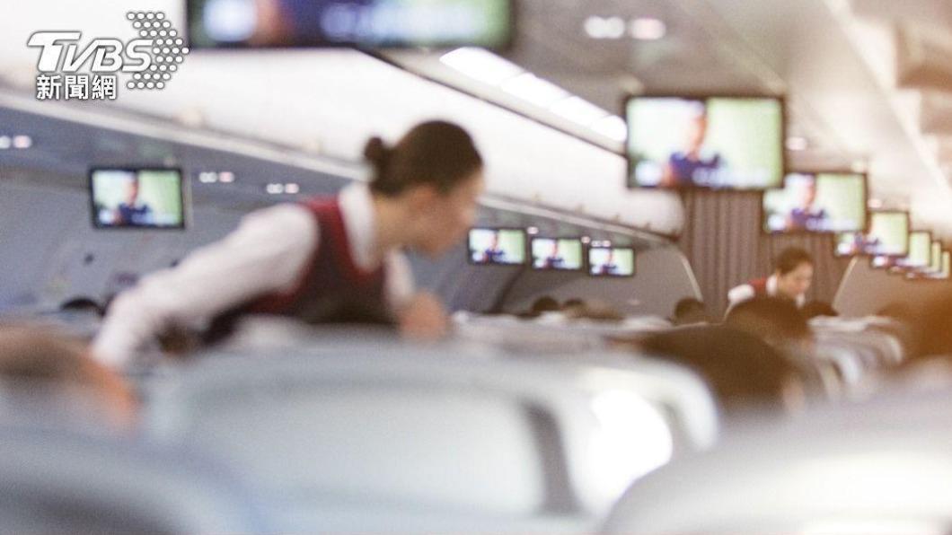 一名乘客在搭乘飛機時，聞到地板上飄出一陣惡臭味。（示意圖／Shutterstock達志影像）