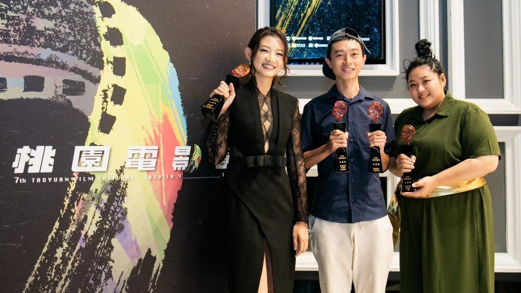 2020年的台灣獎得主，左起最佳演員獎吳奕蓉、最佳影片獎《主管再見》導演林亞佑、未來之星蔡嘉茵。（圖／桃園電影節提供）