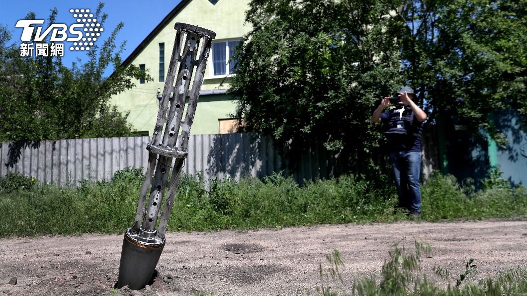 在烏克蘭哈爾科夫，地上插著一個空的集束炸彈。（圖／達志影像路透社）