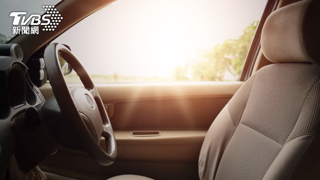 一上車可以先開窗戶，讓外部空氣在車內產生對流，將車內熱空氣散掉。（示意圖／shutterstock達志影像）