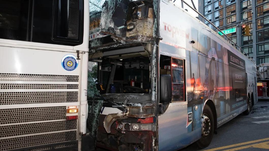 紐約雙層觀光巴士疑似因闖紅燈撞上市區公車。(圖／翻攝自《紐約郵報》)
