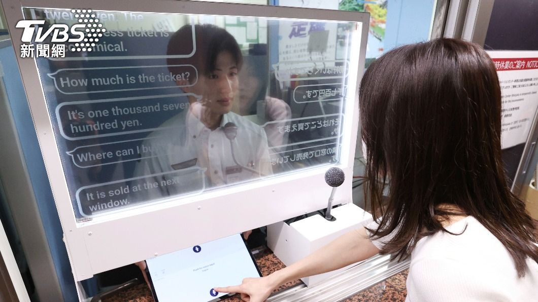 西武新宿站透明的翻譯螢幕上，分別顯示遊客、站務員兩方使用的語言。（圖／達志影像美聯社）