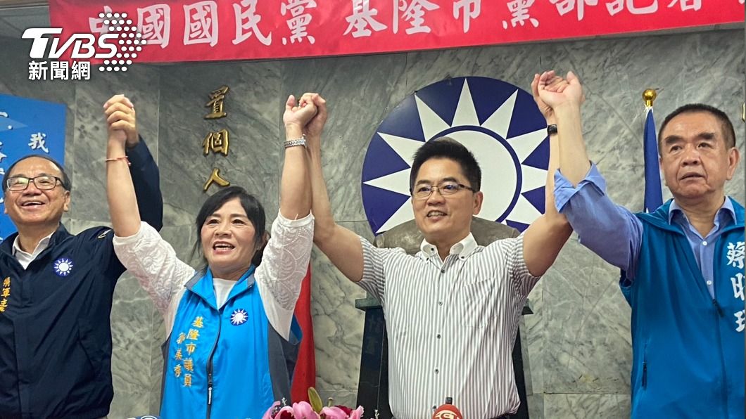 基市議員郭美秀（左2）宣布重新加入國民黨。（圖／中央社）