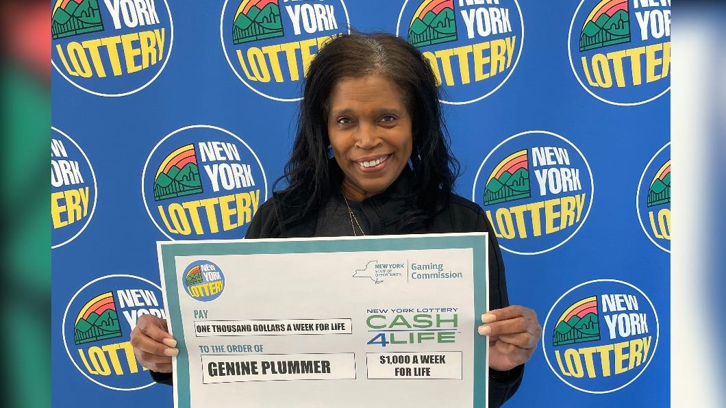 普拉姆中獎後過了幾乎1年才去領獎，最後在到期日前幾天成功趕上死線。（圖／翻攝自@newyorklottery推特）