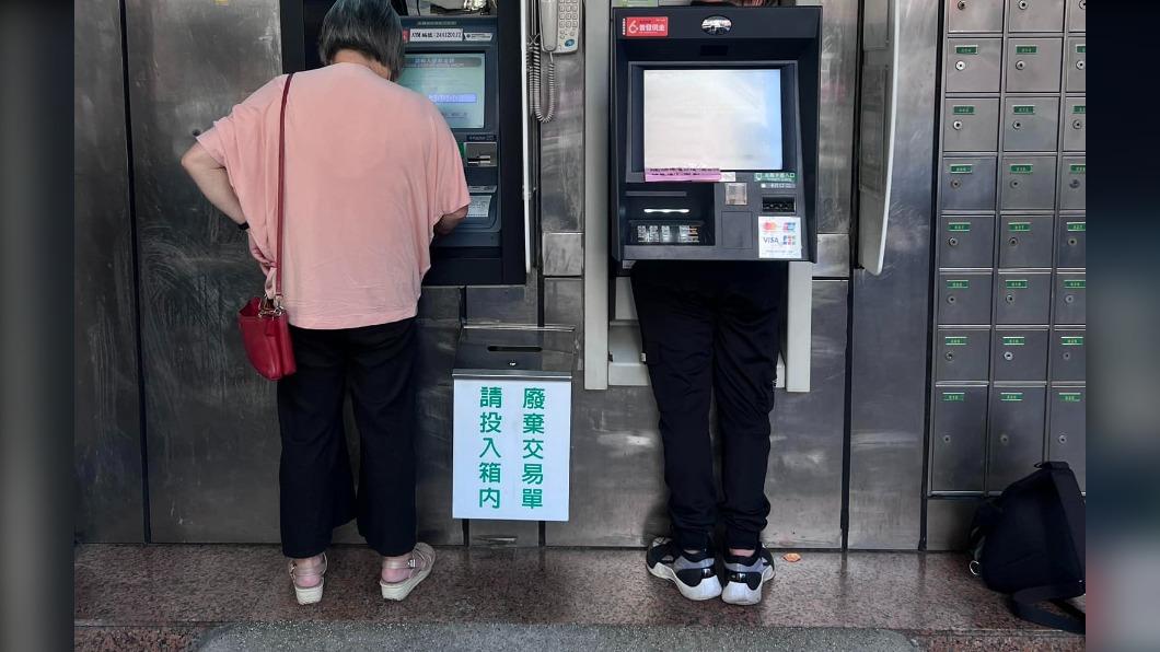 男子站在ATM前，卻只剩一雙腳。（圖／翻攝自《路上觀察學院》）