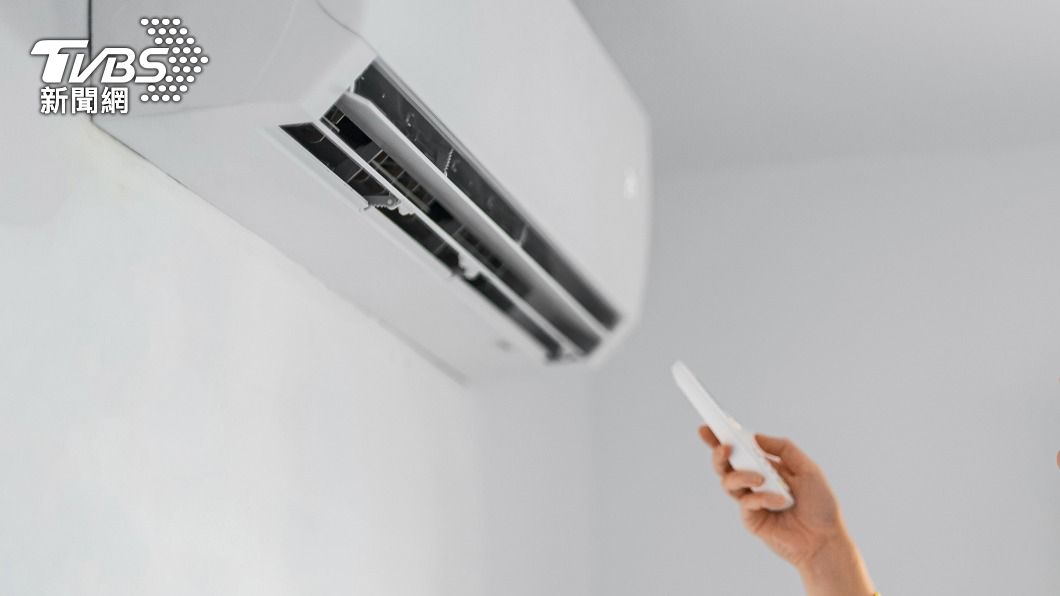 原PO請師傅幫忙安裝冷氣被收7500元。（示意圖／shutterstock達志影像）