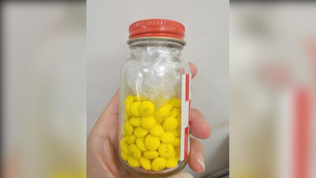 網友在臉書上發文詢問「為何新買的B群罐子裡要塞塑膠袋？」（圖 / 翻攝自臉書社團爆廢公社二館））