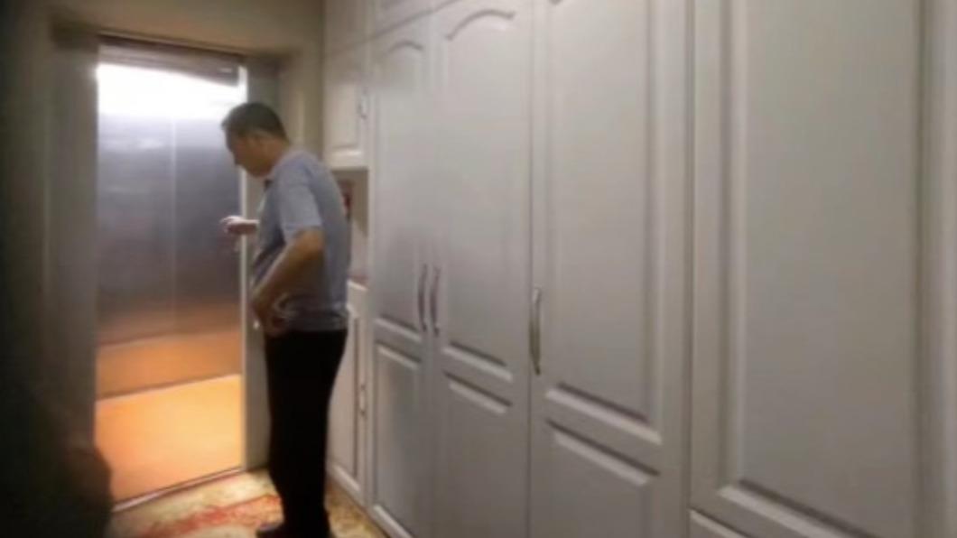 中國大陸一名女屋主控訴鄰居「打通牆壁」惡意侵占房子入住。（圖／翻攝自@中國新聞周刊　微博）
