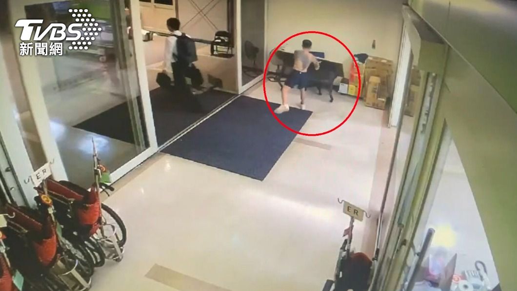刺青男在醫院內行為脫序，遭快打警力制伏帶回。（圖／TVBS）
