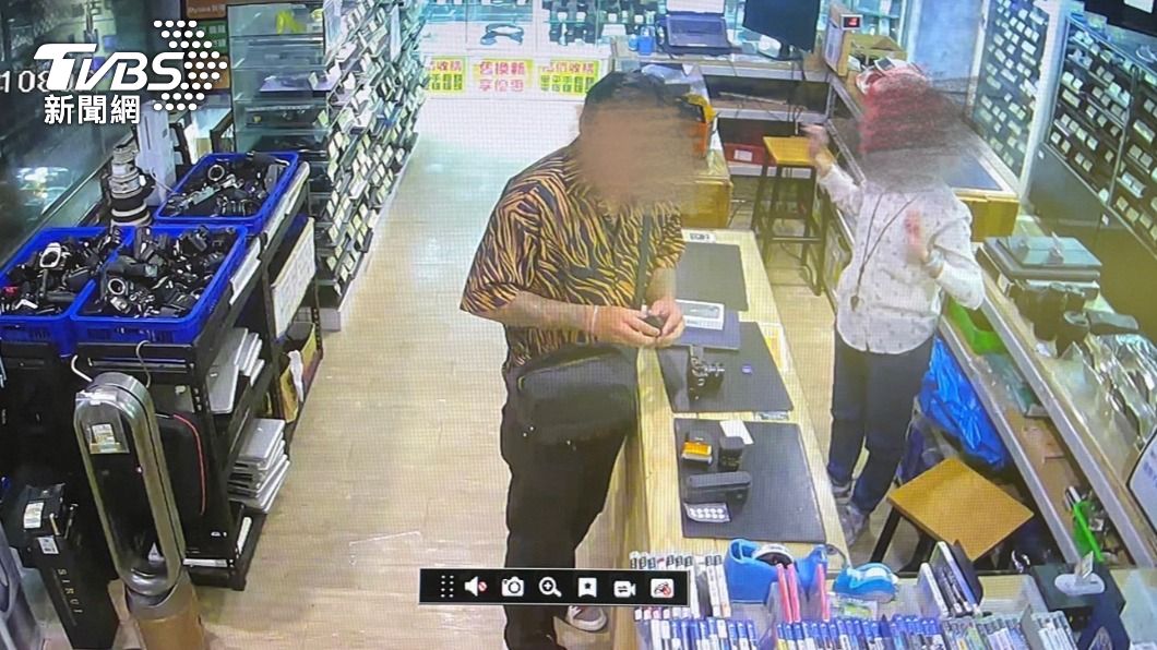 吳姓男子竊取同事的信用卡，事後盜刷購買高價相機。（圖／TVBS）