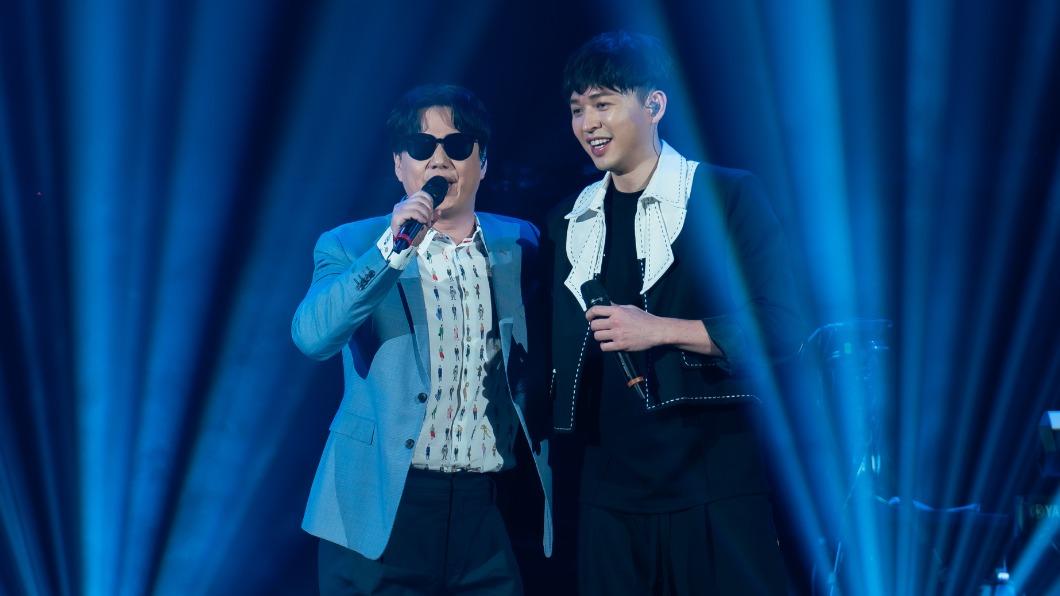 金曲歌王蕭煌奇（左）擔任李子森演唱會嘉賓，2人驚喜對唱〈你是我的眼〉。（圖／勝駿娛樂提供）