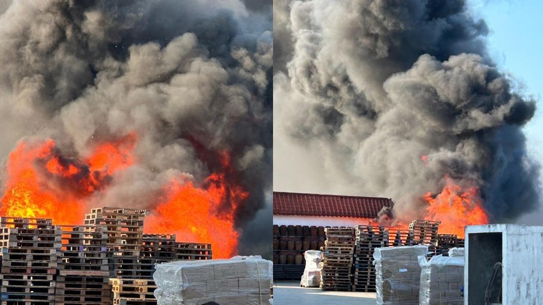 馬祖酒廠今（8）日下午5時左右發生火警，現場黑煙瀰漫、火勢猛烈。（圖／翻攝自李問臉書）