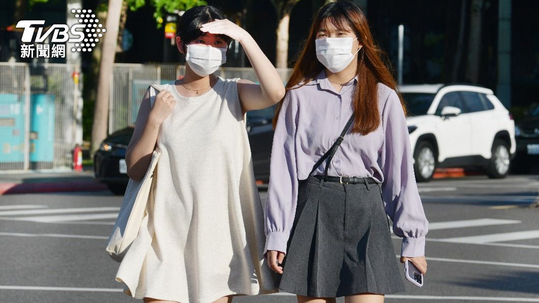 不少人在大熱天仍戴著口罩。（示意圖／TVBS資料畫面）