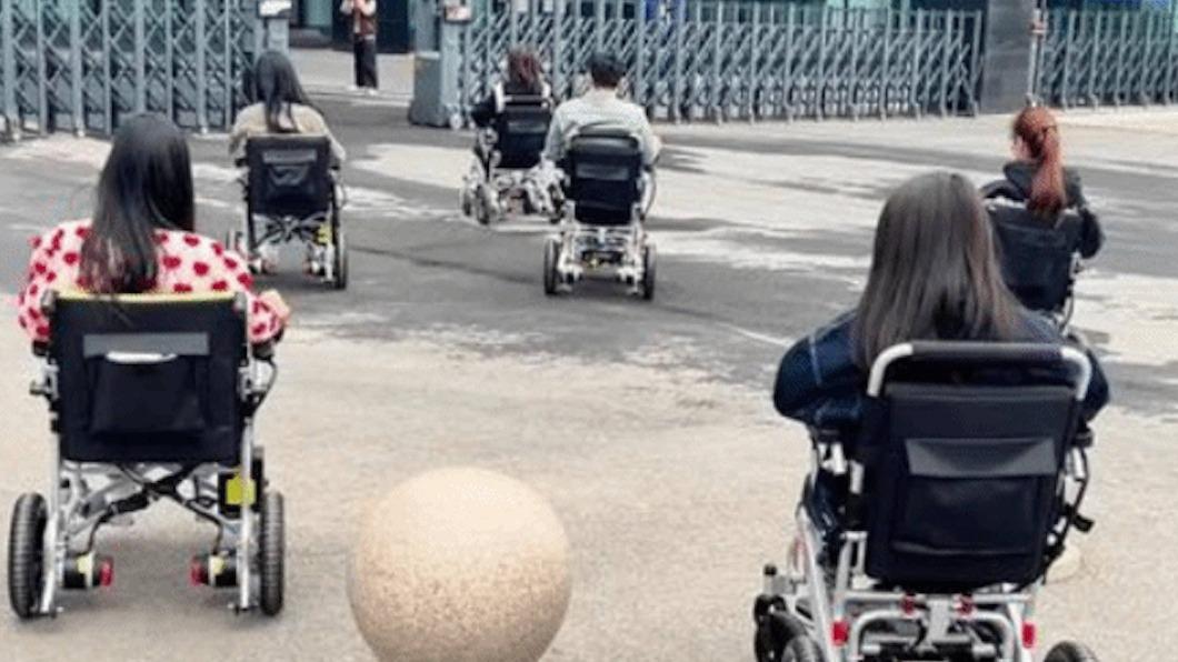 中國廣州的年輕人，近日吹起電動輪椅的風潮。（圖／翻攝自微博）