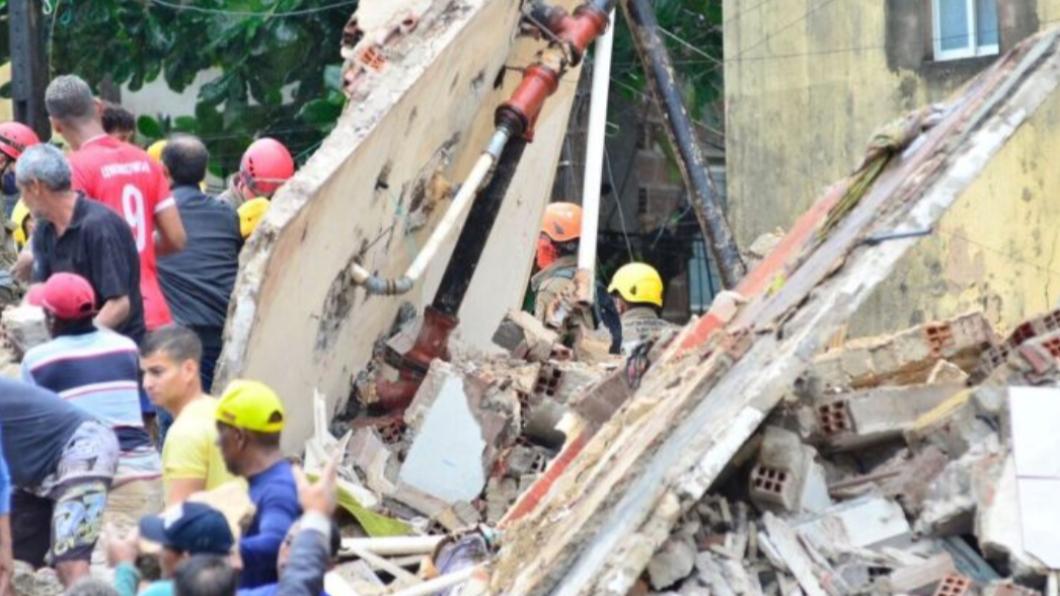 巴西東北部伯南布科州首府雷西非郊區的江加7日發生公寓倒塌的意外。（圖／翻攝自Twitter）