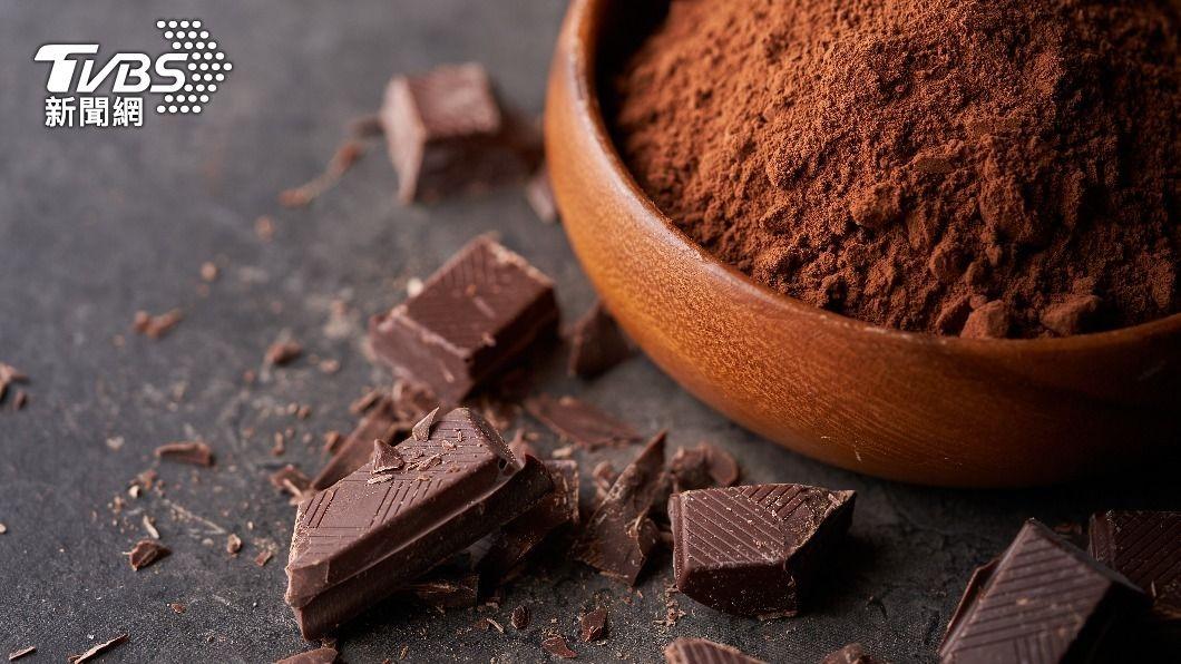 醫師指出含70%以上可可成分的黑巧克力可降血壓、血糖。（示意圖／shutterstock達志影像）
