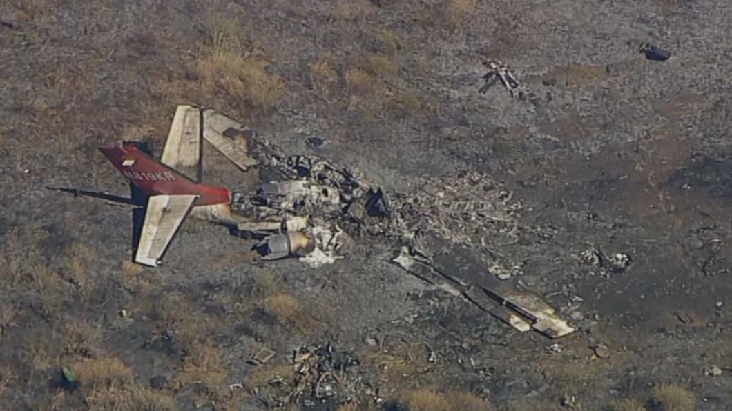 飛機於當地時間8日凌晨4時15分墜毀於加州穆列塔附近的田野。（圖／翻攝自Twitter）